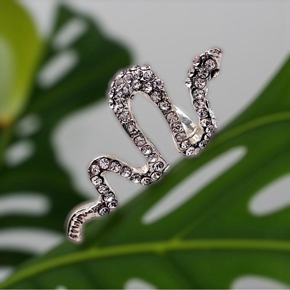 Jewelry - Dazzling Silver Tone Rhinestone Snake Ring